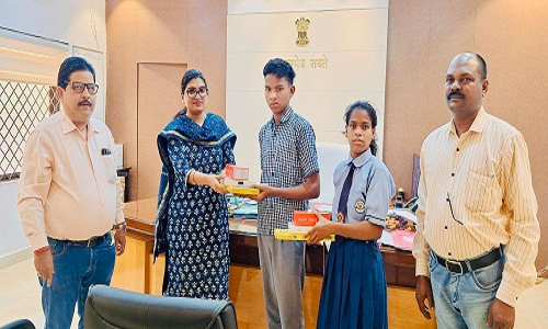 शिक्षा विभाग से शान्ति और छोटू को मिला मोबाइल फ़ोन