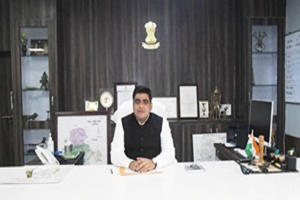 दंतेवाड़ा में कलेक्टर कुणाल दुदावत ने पदभार ग्रहण कर अधिकारियों को दिया दिशा निर्देश