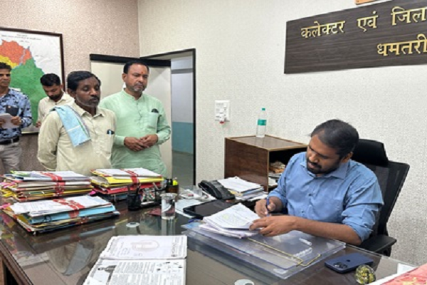 पट्टा भूमि पर सड़क बनाने और हुक्का पानी बंद करने की शिकायत