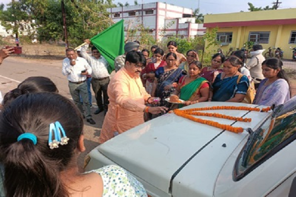 महापौर रामू रोहरा ने पोषण रथ को हरी झंडी दिखाकर किया रवाना