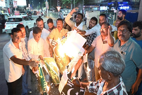 पहलगाम आतंकी हमले के विरोध में कांग्रेस कार्यकर्ताओं ने जलाया पाकिस्तान का नक्शा