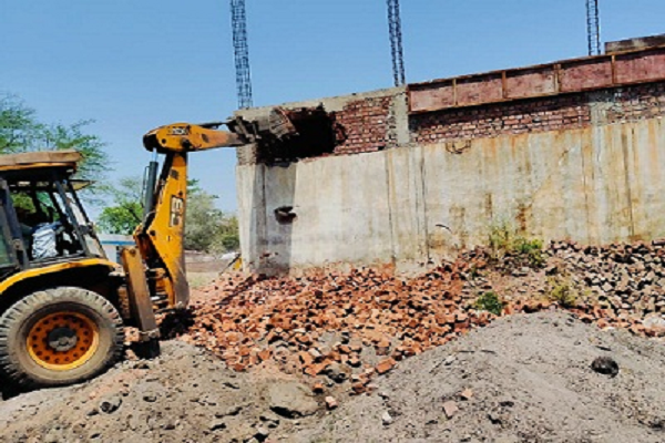 ग्राम बाना में 20 अतिक्रमणकारियों से 10 एकड़ भूमि हुई मुक्त