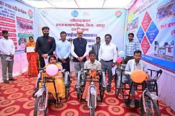 राज्यपाल रमेन डेका ने हितग्राहियों को किया सामग्रियों को वितरण