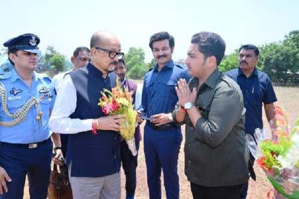 राज्यपाल डेका का हेलीपैड पर हुआ आत्मीय स्वागत