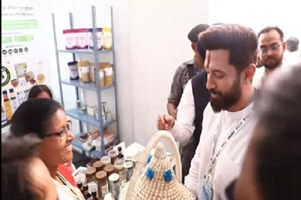 जशप्योर स्टॉल पर पहुंचे खाद्य प्रसंस्करण मंत्री चिराग पासवान