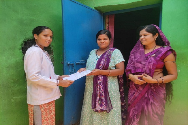 सुभासिनी, पिंकी, कौशल को आयुष्मान कार्ड मिलते ही चेहरों पर आईं मुस्कान