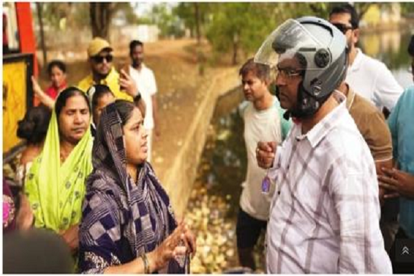 खमरिया जुनवानी में घर घर सम्पर्क करने स्कूटी से पहुंचे विधायक रिकेश सेन