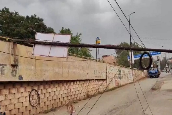 आंधी से आमानाका ओवरब्रिज पर लगे तीन खंभे गिरे, राहगीर बाल-बाल बचे
