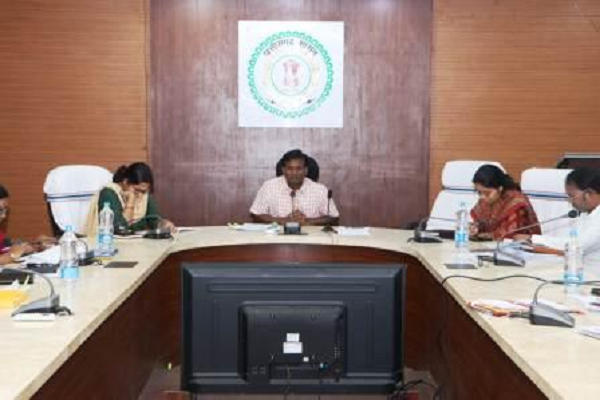 प्राप्त आवेदनों के निराकृत प्रकरणों की ऑनलाइन प्रविष्टि अनिवार्य रूप से सुनिश्चित करें : कलेक्टर