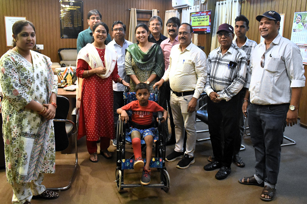 कलेक्टर ने दिव्यांग विद्यार्थी राहुल को प्रदान किया व्हीलचेयर