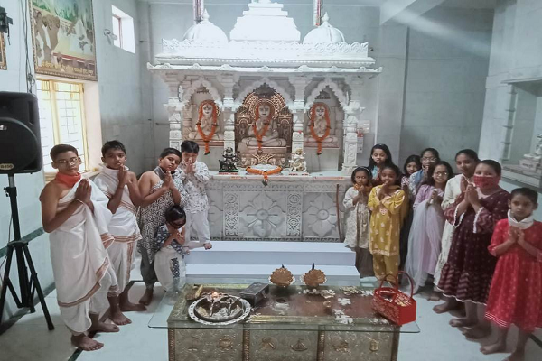 अक्षय तृतीया पर बच्चों ने की शांति की प्रार्थना, पहलगाम आतंकी हमले पर जताया रोष