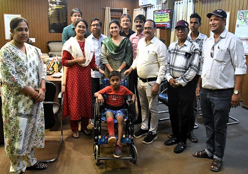 कलेक्टर ने दिव्यांग विद्यार्थी राहुल को प्रदान किया व्हीलचेयर