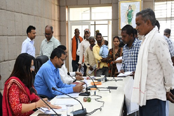 जनदर्शन में कलेक्टर ने सुनी समस्याएं