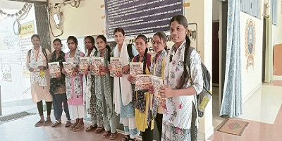 कन्या महाविद्यालय में छात्रों को किया गया जनमन पत्रिका का वितरण