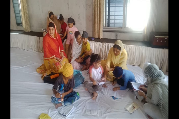 गुरमुखी सीखने एवं गुरमत ज्ञान लेने गुरुद्वारों में बड़े चाव से पहुंच रहे सिक्ख बच्चे