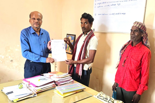 श्यामलाल को मिला श्रमिक पंजीयन कार्ड, अब मिलेंगे श्रम कल्याण योजनाओं के लाभ