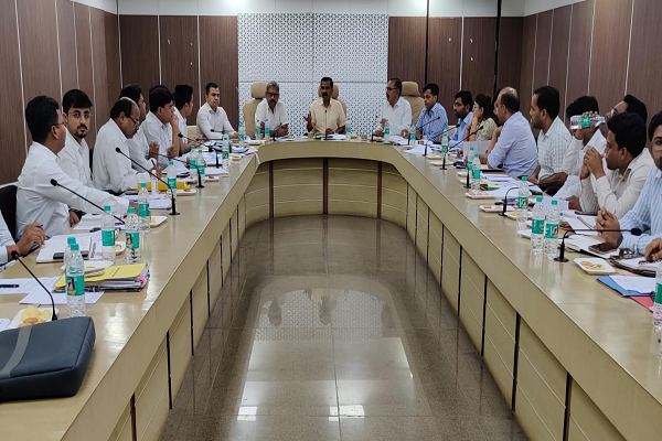  हाई सिक्योरिटी नम्बर प्लेट के संबंध में क्षेत्रीय परिवहन अधिकारियों एवं अनुबंधित कंपनियों की ली गई हाई लेवल बैठक