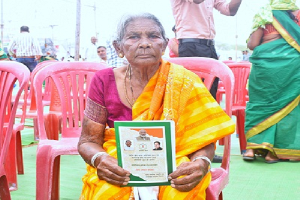 सुशासन तिहार : तत्काल राशन कार्ड मिलने से अभिभूत हुई बुजुर्ग महिला ढेला बाई
