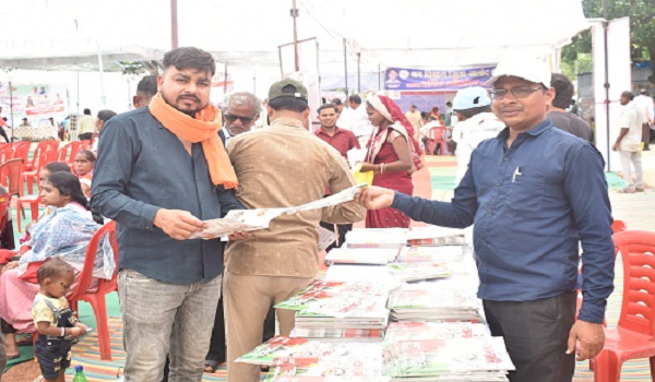 समाधान शिविरों में मासिक पत्रिका &rsquo;जनमन&rsquo; का वितरण