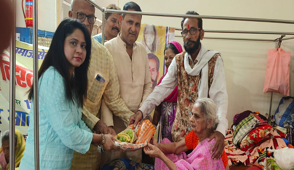 कल्याण कुंज वृद्ध आश्रम में 40 माताओं का फल मिठाई एवं वस्त्र देकर उनका सम्मान किया गया