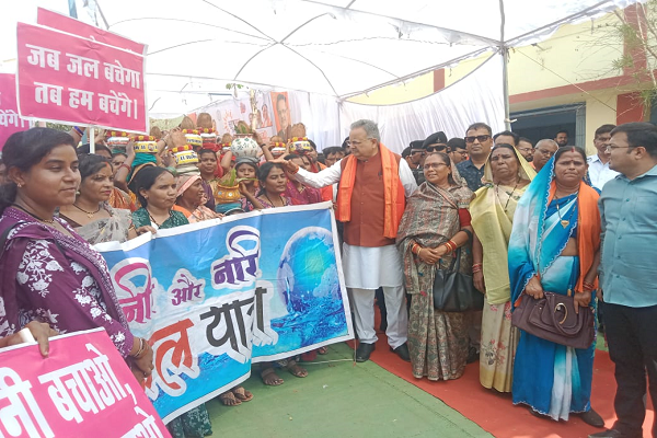 विधानसभा अध्यक्ष डॉ. रमन सिंह ने हरियाली बाहिनी नीर और नारी जल यात्रा में शामिल