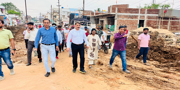 कलेक्टर श्री गोपाल वर्मा ने कवर्धा के निर्माणाधीन चौपाटी एवं सड़क का किया निरीक्षण