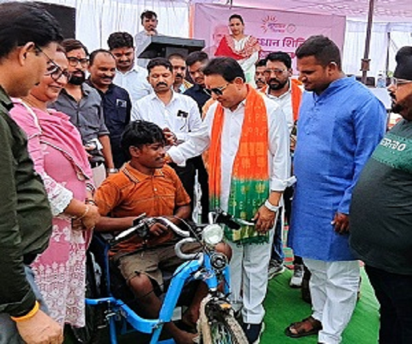 समाधान शिविर में विधायक ने दिव्यांग संजीव को मोटराइज्ड ट्रायसायकल प्रदान की