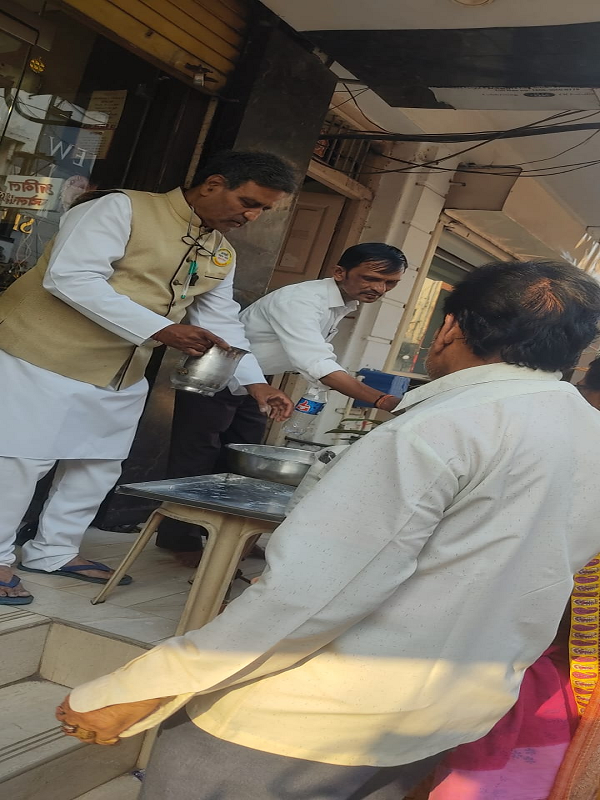 श्रीमती चंपा देवी इंदिरा देवी जैन चैरिटेबल ट्रस्ट रायपुर द्वारा छाछ का वितरण 