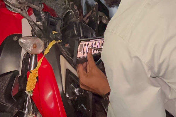 बिना नंबर प्लेट वालों पर पुलिस का शिकंजा &ndash; 100 से अधिक दोपहिया वाहन जब्त, कोतवाली लाकर वैध नंबर प्लेट लगवाने के बाद ही छोड़ा गया