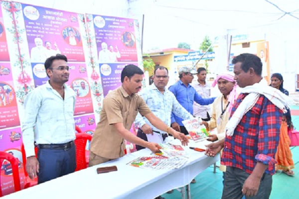 समाधान शिविरों में जनसंपर्क विभाग द्वारा विकास कार्यों की तस्वीरों का प्रदर्शन