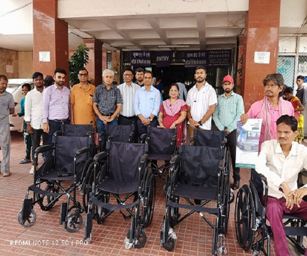 चरामेति फाउंडेशन ने अम्बेडकर अस्पताल को दिये आठ नग व्हीलचेयर