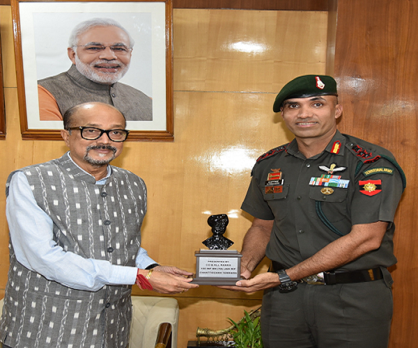 रायपुर : राज्यपाल श्री डेका से छत्तीसगढ़ टेरियर्स के कमांडिंग ऑफिसर ने सौजन्य भेंट की