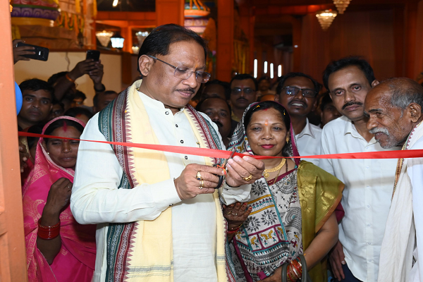  मुख्यमंत्री ने दोकड़ा में पीएम आवास योजना के हितग्राही संतु चक्रेस को चाबी देकर गृह प्रवेश कराया