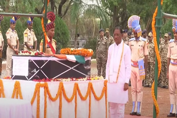 शहीद जवान को श्रद्धांजलि, माना कैंप रायपुर