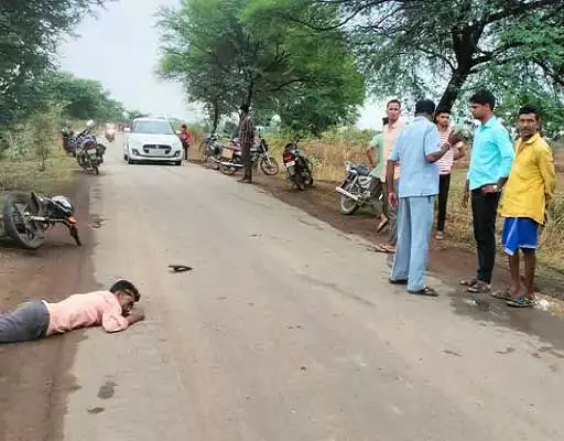 तेज रफ्तार बाइक ट्रैक्टर से टकराई, युवक की मौत