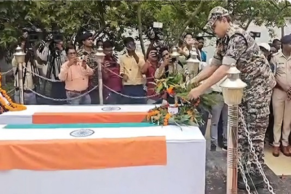अबूझमाड़ के बोटेर मुठभेड़ में बलीदानी डीआरजी के दो जवानों को दी गई अंतिम विदाई
