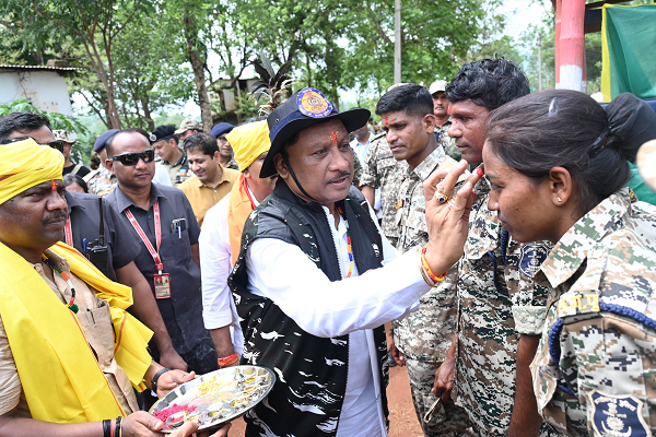  मुख्यमंत्री  और गृहमंत्री  ने जवानों का तिलक लगाकर  स्वागत एवं अभिनंदन किया तथा उनकी हौसला अफजाई की।