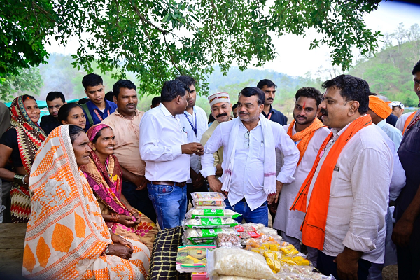 बोईर रोटी बेच रही महिला से मिले उपमुख्यमंत्री विजय शर्मा, आत्मीयता और सादगी ने जीता लोगों का दिल, खरीदी बोईर रोटी