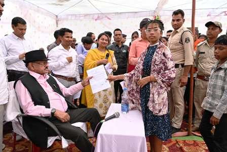 महुआ पेड़ के नीचे बैठकर विधायक भईया लाल रजवाड़े ने ग्रामीणों से की चर्चा