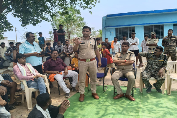 ग्राम भिभौरी में अवैध गतिविधियों की रोकथाम एवं सामाजिक चेतना हेतु पुलिस द्वारा ग्रामवासियों के साथ बैठक आयोजित