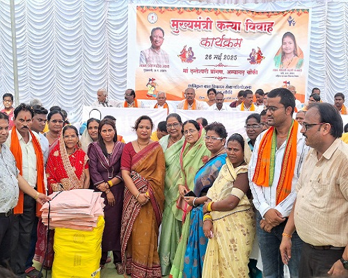 बेटी को परिणय सूत्र में बंधते देख पिता के आंख से छलकी खुशियों की आंसू