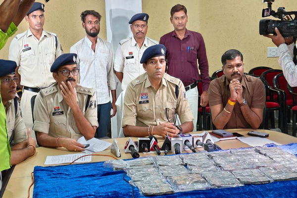 डुमरतराई में 27 लाख की चोरी करने वाला पूर्व कर्मचारी गिरफ्तार, रकम बरामद