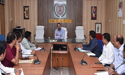 कलेक्टर ने ली सीएसईबी के अधिकारियों एवं कांट्रेक्टर्स की बैठक
