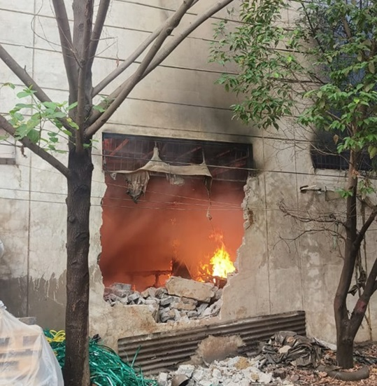 न्यू टिम्बर मार्केट में लगी आग, लपटों में घिरी तिमंजिला इमारत...