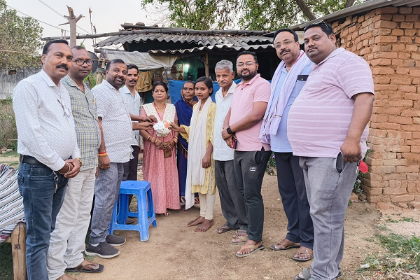  रामानुजगंज के अध्यक्ष रमन अग्रवाल ने कमजोर परिवार के लोगों को उनके बेटी की शादी के लिए 5100 रुपए की आर्थिक सहायता दी