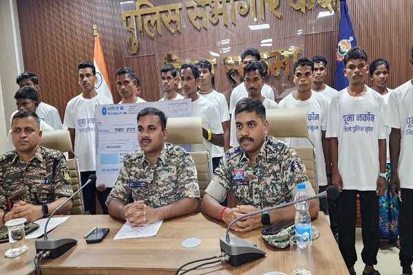 सुकमा में दो हार्डकोर समेत 16 माओवादियों ने किया सरेंडर, 6 पर था 25 लाख का इनाम