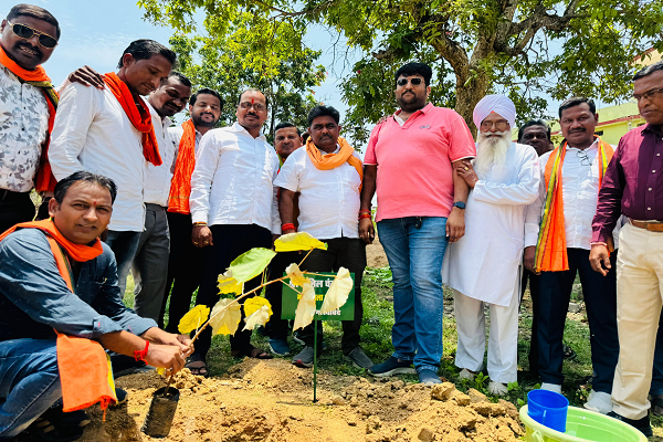 जिला पंचायत में विश्व पर्यावरण दिवस पर भव्य वृक्षारोपण, भाजपा जिला अध्यक्ष अनिल चंद्रकार ने दिया पर्यावरण संरक्षण का संदेश बोले हर नागरिक लगाए एक पेड़, छोड़े प्लास्टिक&rsquo;