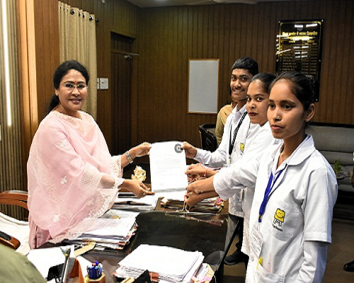 कलेक्टर ने जाॅब प्राप्त करने वाले जिले के नवयुवकों को प्रमाण पत्र प्रदान कर दी शुभकामनाएं