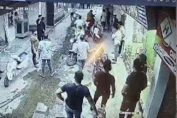 बाउंसर्स ने जबरन होटल में लगाया ताला, पुलिस की तत्परता से टली बड़ी घटना