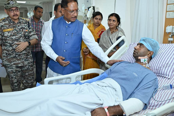 नक्सली हमले में घायल जवानों से मिलने पहुंचे मुख्यमंत्री साय